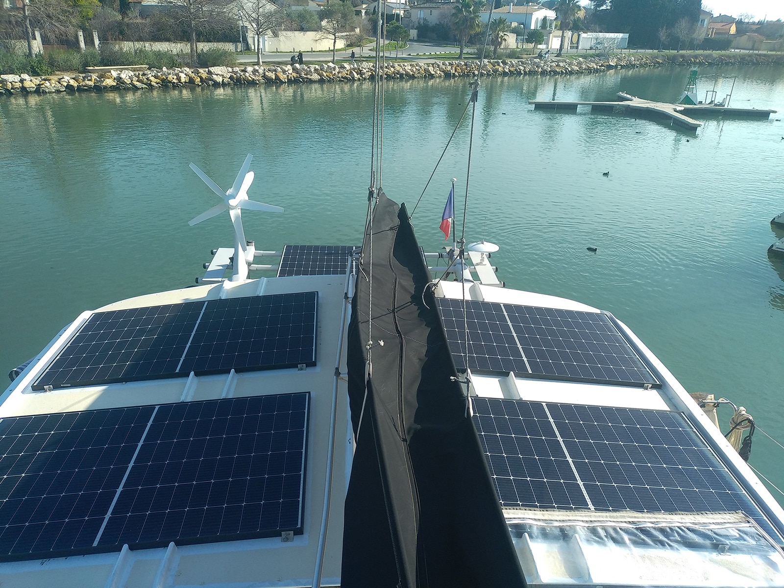 Energie verte à bord de son bateau avec des panneaux solaires